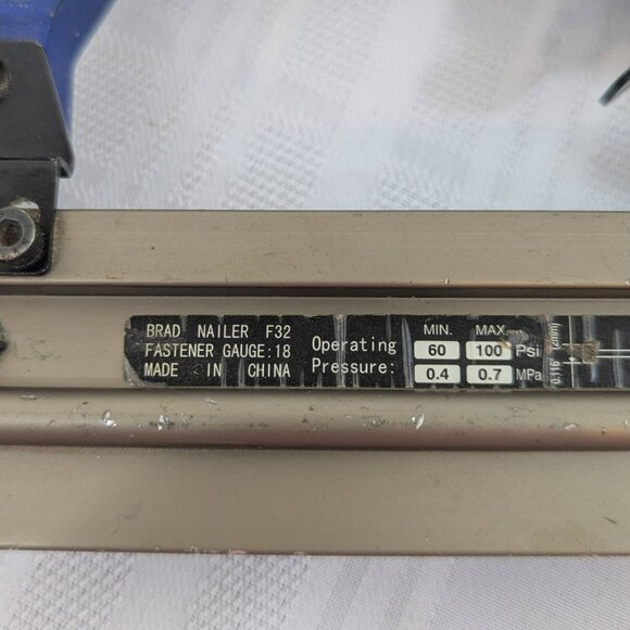 Banks Pneumatic Air Finishing Nailer 18 gauge model F32 - Picture 4 of 8